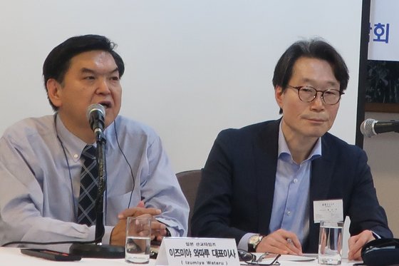 日本の半導体専門家である産業タイムズの泉谷渉代表は１１日、「韓国が素材・部品・装備国産化するのも重要だが、競争力を持っている半導体工程の競争力を最大化することがもっと重要だ」と強調した。写真右は通訳を務めた産業タイムズソウル支局のオム・ジェハン支局長。［写真　韓国半導体ディスプレー技術学会］