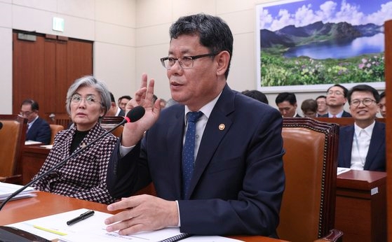 金錬鉄統一部長官が７日午後、国会外交統一委員会に出席し、議員の質疑に答えている。イム・ヒョンドン記者