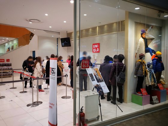 １５日昼、ソウル江西区のユニクロ店のレジに客が並んでいる。店内には約５０人の客が入っていた。　ナム・グンミン記者