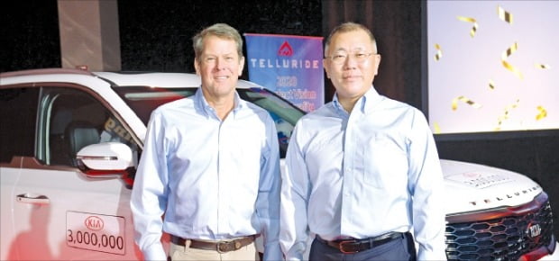 起亜自動車が１８日（現地時間）、米ジョージア工場で１０周年記念行事を開いた。鄭義宣（チョン・ウィソン）現代自動車グループ首席副会長（右）とブライアン・ケンプ・ジョージア州知事。　［現代自動車グループ提供］