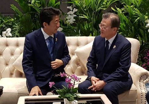 文在寅大統領（右）と安倍晋三首相が４日、タイ・バンコク・インパクトフォーラムで開かれた第２１回ＡＳＥＡＮ＋３首脳会議の前に歓談をしている。［写真　青瓦台］