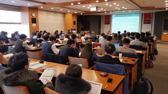 韓国貿易協会とチャイナラボが主催した「２０２０韓中ビジネス戦略フォーラム」が２０日に貿易協会大会議室で開かれた。約２００人の聴衆が参加した。チャイナラボ／ハン・ウドク