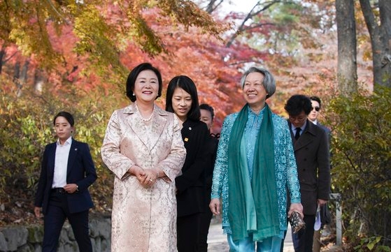 文在寅大統領夫人の金正淑氏とシンガポールのリー・シェンロン首相夫人のホー・チン氏が２３日午後、昌慶宮で散策している。［写真　青瓦台］