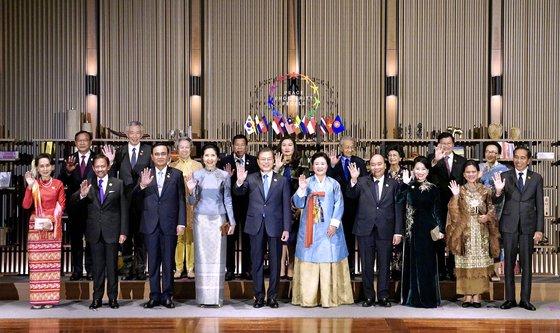 文在寅大統領と金正淑夫人が２５日に釜山市内のホテルで開かれた「２０１９韓国・アセアン特別首脳会議と第１回韓国・メコン首脳会議」歓迎夕食会で各国首脳と記念撮影をしている。前列左からミャンマーのスー・チー国家顧問、ブルネイのボルキア国王、タイのプラユット首相夫妻、文大統領夫妻、ベトナムのフック首相夫妻、インドネシアのジョコ大統領夫妻、後列左からカンボジアのプラック・ソコン副首相兼外相、シンガポールのリー・シェンロン首相夫妻、フィリピンのドゥテルテ大統領夫妻、マレーシアのマハティール首相夫妻、ラオスのトンルン首相夫妻。［青瓦台写真記者団］