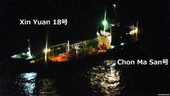 写真は昨年２月に北朝鮮のタンカー「チョンマサン号」とモルジブ船籍のタンカーが中国・上海の東側２５０キロメートル海上で夜間に明かりをつけて横付けしている様子。日本の海上自衛隊Ｐ－３Ｃ哨戒機が撮影した。［写真　日本防衛省］