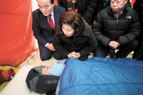 自由韓国党の黄教安代表が断食８日目である２７日、健康状態がますます悪化しているにもかかわらず断食を継続するという意志を見せている。この日、羅卿ウォン院内代表が黄代表に会って健康状態を確認している。ウ・サンジョ記者