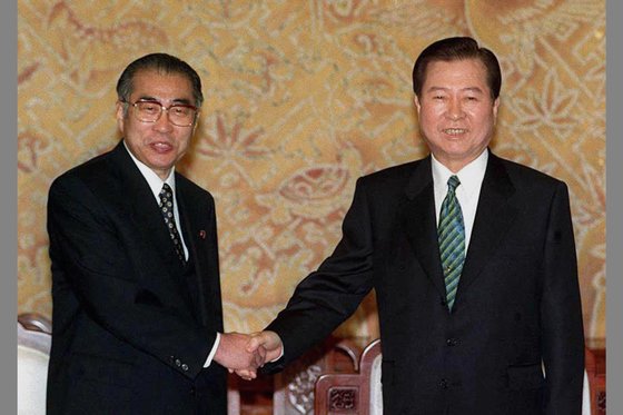 金大中元大統領が１９９９年３月２０日、訪韓した小渕恵三元首相と単独首脳会談を行う前に握手している。［中央フォト］