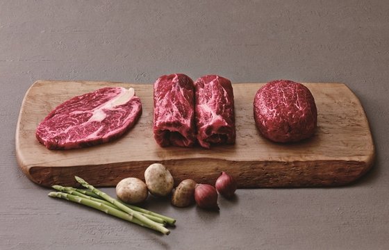 ロッテホテルは２０１９年秋夕（チュソク・中秋）のプレゼントとして親環境認証を得た高級韓牛セットを準備した。［写真　ロッテホテル］