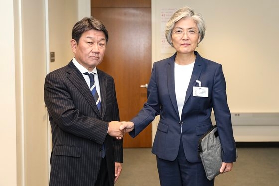 ９月に国連総会参加のため米国を訪問した康京和長官がニューヨークの国連本部で日本の茂木敏充外相と記念撮影をしている。