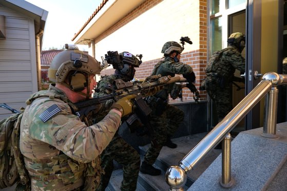 米国防総省が２３日、韓国特殊戦司令部と在韓米軍の近接戦闘訓練の写真１２枚をホームページで公開した。写真は群山空軍基地での訓練。［米国防総省ホームページ　キャプチャー］