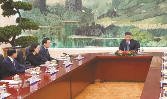２０１７年５月１２日、文在寅大統領の特使として訪中した李海チャン（イ・ヘチャン）議員（左上）が習近平国家主席と会談している。この日の座席配置をめぐり「冷遇」という声が出てきた。［北京共同取材団］