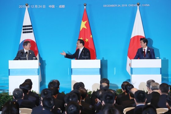 韓日中首脳会談を終えた中国の李克強首相が２４日（現地時間）、四川省成都世紀城国際会議センターで共同メディア発表を行っている。左から韓国の文在寅大統領、李首相、日本の安倍晋三首相。［写真　青瓦台写真記者団］