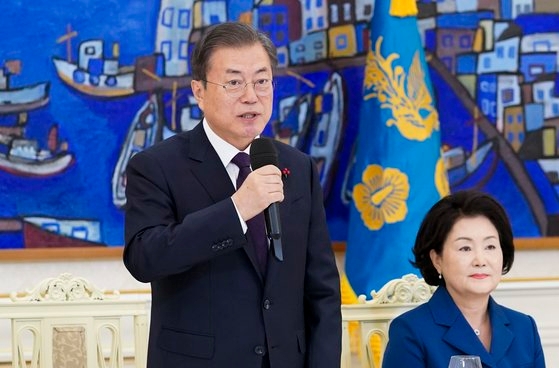 文在寅大統領が２７日午後、青瓦台に大統領諮問機構および所属委員長らを招待して開いた夕食会であいさつしている。［写真　青瓦台提供］