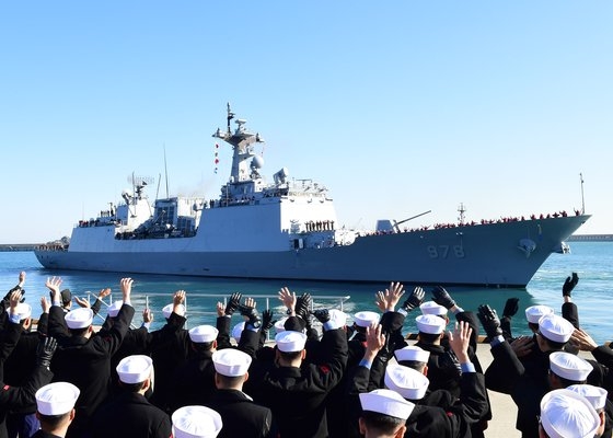 アデン湾へ向かう清海部隊［写真　海軍］