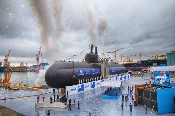 昨年９月に大宇造船海洋で開かれた進水式で公開された「島山安昌浩」。韓国初の３０００トン級潜水艦で、弾道ミサイルを搭載できる最新鋭艦艇。［青瓦台写真記者団］