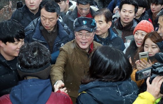 文大統領が１日午前、「２０１９年を輝かせた義人」７人とソウル広津区峨嵯山を登山した。［写真　青瓦台写真記者団］