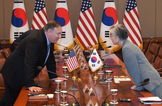 米国のマイク・ポンペオ国務長官（左）と韓国の康京和外交部長官（右）が昨年６月３０日午前、韓国青瓦台で開かれた文在寅大統領とドナルド・トランプ大統領の拡大首脳会談を控えて言葉を交わしている。［中央フォト］