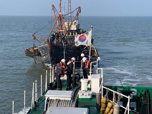 海洋警察に拿捕された中国漁船。［写真　中部地方海洋警察］