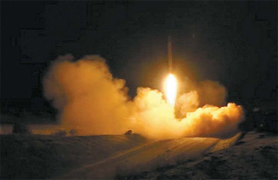 ８日にイラクのアル・アサド米軍基地に向け発射されるイランのミサイル。［イランテレビ　キャプチャー］