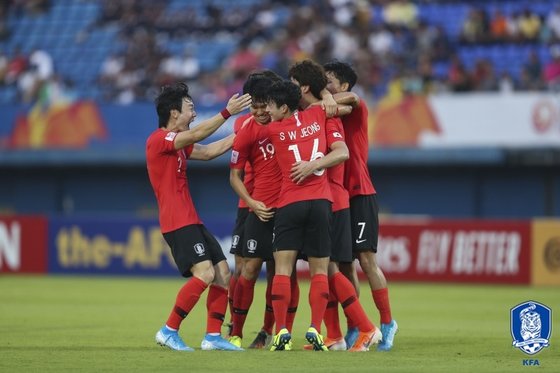 １２日に行われた２０２０ＡＦＣ　Ｕ－２３選手権グループリーグＣ組の韓国－イラン戦で、得点後に喜ぶ韓国選手。　写真＝大韓サッカー協会