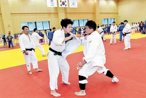 鎮川選手村で練習中の韓国柔道代表チーム
