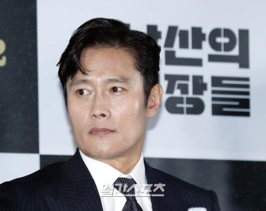 映画 南山の部長たち の俳優イ ビョンホン 少しも歪曲させないようにした Joongang Ilbo 中央日報