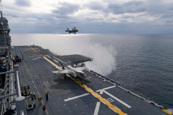 米強襲揚陸艦「アメリカ」でステルス戦闘機Ｆ３５Ｂが飛行準備をしている。［写真　米海軍］