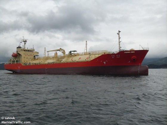 インドネシア海軍に抑留されたＬＰガス輸送船［写真　マリントラフィック］