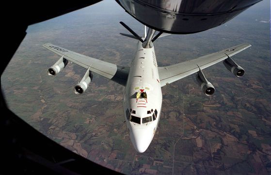 米空軍の核探知戦力ＷＣ－１３５コンスタントフェニックスが沖縄空軍基地に到着したと、民間航空追跡サイト「エアクラフトスポット」が１６日（現地時間）伝えた。［中央フォト］