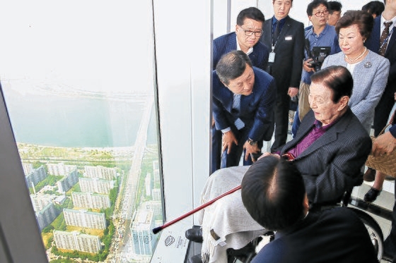 ２０１７年５月に辛名誉会長が役員社員らとともにソウル・松坡区のロッテワールドタワー展望台「ソウルスカイ」を視察している。［写真　ロッテホールディングス・２１世紀ブックス］