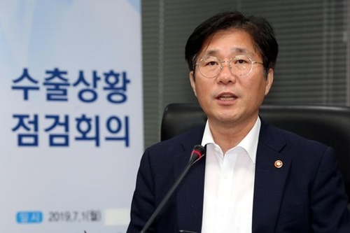 輸出状況点検会議を主宰している成允模・韓国産業通商資源部長官