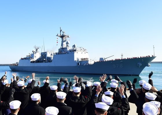 韓国国防部が２１日、ホルムズ海峡一帯に派遣した清海部隊の駆逐艦「王建」の様子。写真は先月２７日、釜山（プサン）海軍作戦司令部で王建が出港するときのもの。［写真　韓国海軍作戦司令部］