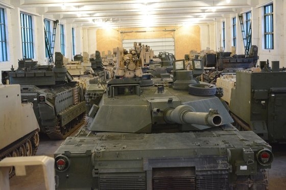 米陸軍がリトアニアに保管中のＭ１エイブラムスやＭ２ブラッドレー歩兵戦闘車など機甲装備。［写真　米陸軍］