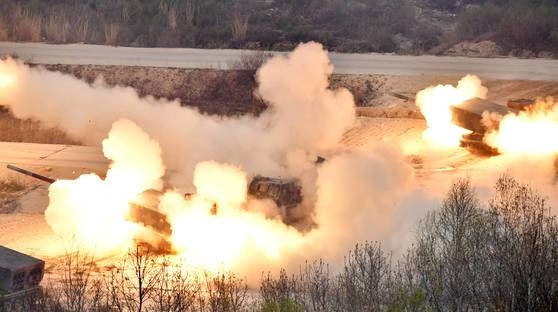「２０１７統合火力撃滅訓練」でＭＬＲＳ（多連装ロケット砲）が火力演習のデモンストレーションを行っている。［中央フォト］