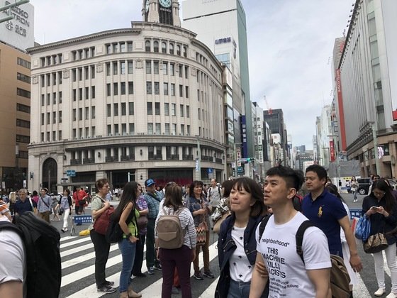 東京銀座中央通りの「歩行者天国」を歩いている外国人観光客　　ソ・スンウク特派員