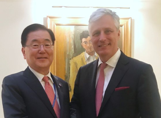 青瓦台の鄭義溶安保室長と米ホワイトハウスのオブライエン国家安全保障担当補佐官。　［写真　青瓦台］
