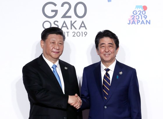習近平（左）中国国家主席が昨年６月２８日に大阪で開かれたＧ２０首脳会議公式歓迎式で議長国である日本の安倍晋三首相とあいさつしている。［写真　青瓦台写真記者団］