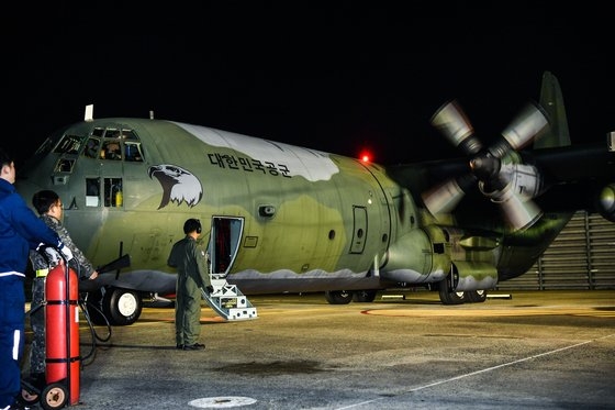 ２０１８年１０月２７日、台風のためサイパンで孤立した韓国国民を輸送するため空軍Ｃ－１３０Ｈが金海（キムヘ）基地で離陸の準備をしている。［写真　韓国空軍］