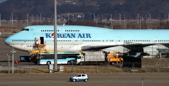 韓国政府は３１日、中国武漢から海外同胞３５０～３６０人を輸送する計画だと明らかにした。海外同胞輸送に投入される大韓航空チャーター機が待機している。チェ・チョンドン記者