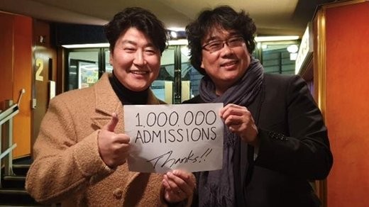 ポン・ジュノ監督と俳優ソン・ガンホが映画『パラサイト 半地下の家族』の日本観客動員数１００万人突破を記念して、直筆メッセージで感謝を伝えた。