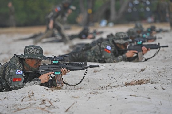 ２０１９年のコブラ・ゴールド合同演習に参加中の韓国海兵隊がタイのハードヤオ海岸で米国とタイの海兵隊とともに合同上陸訓練を実施した。［写真　海兵隊司令部］