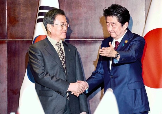 昨年１２月２４日に文在寅大統領が中国四川省成都で日本の安倍晋三首相と会い握手している。［写真　青瓦 台写真記者団］