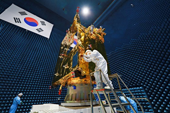 静止軌道衛星「千里眼２Ｂ号」が韓国時間１９日に仏領ギアナで打ち上げられる。衛星は今後３万６０００キロメートル上空で東アジア地域を観測し、粒子状物質の移動、赤潮、緑潮現象を盛り込んだデータを送ることになる。写真は千里眼２Ｂ号の開発過程の様子。［写真　航空宇宙研究院］