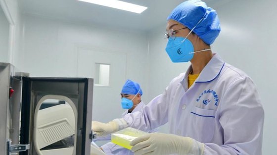 中国ですでに２０００人以上の死亡者を出した新型コロナウイルスの正体を明らかにする作業が続いている。［中国環球網　キャプチャー］