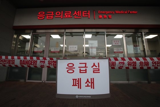 海雲台（ヘウンデ）白病院救急室が臨時閉鎖…釜山（プサン）海雲台白病院を訪問した４０代女性に対する新型コロナウイルス感染症の疫学調査が行われ、救急室が１９日午後、臨時閉鎖された。ソン・ポングン記者