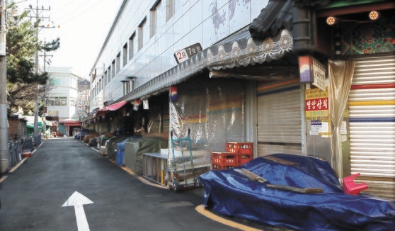 釜山で新型肺炎患者が多数発生したことから、東莱市場商人会は２３日午前の営業を中断し防疫作業を行った。ソン・ボングン記者