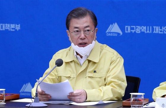 文在寅大統領が２５日、大邱市庁で開かれた新型コロナウイルス感染症大邱地域特別対策会議で発言している。［青瓦台写真記者団］