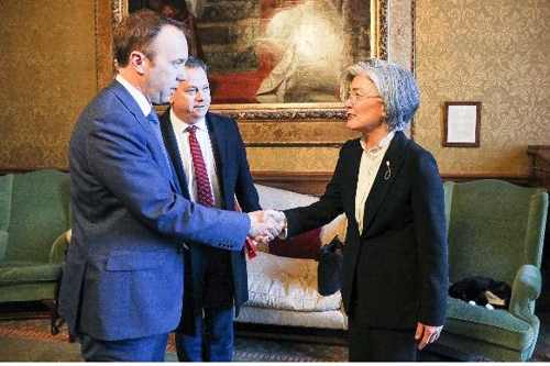 ロンドンで英国のマット・ハンコック保健大臣（左）と握手する康京和外交部長官。［写真　外交部提供］