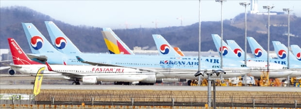 新型コロナウイルスによる肺炎の余波で運航を停止した航空機が仁川国際空港の駐機場に止められている。韓経ＤＢ