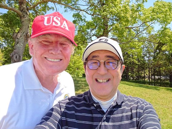 昨年５月に日本を国賓訪問したトランプ米大統領と安倍首相がゴルフ場で自撮りした写真。［日本首相官邸　ツイッター］